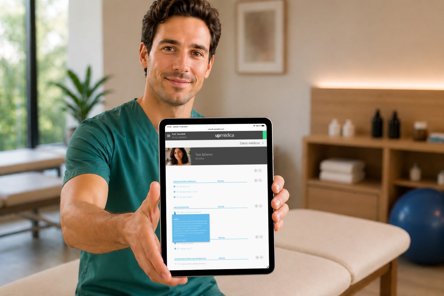 Profesional sanitario mostrando la historia clínica digital de Upmédica en una tablet: datos médicos, medicación crónica, antecedentes e intervenciones.